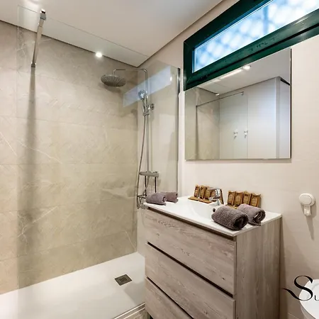 Poolside 2 Bedroom Retreat *