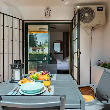 Poolside 2 Bedroom Retreat *
